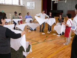 写真:布を使用した訓練の様子
