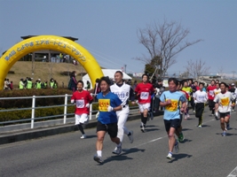 写真:大勢の人が参加するマラソン大会