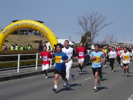 写真：大勢の人が参加するマラソン大会