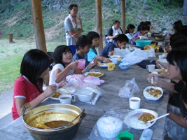 写真:カレーライスをほおばる子ども達