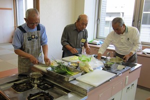 男性の簡単料理教室の写真