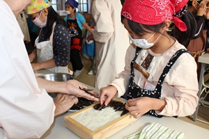 どじょう寿司を味わう会（豊山小学校）の写真