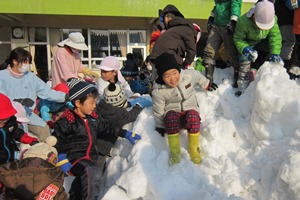 写真：雪のプレゼント（豊山保育園）