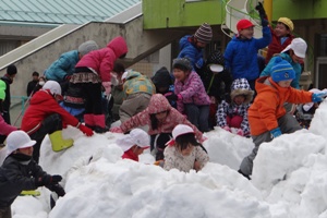 雪のプレゼント（豊山保育園）の写真