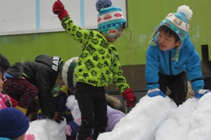 妙高高原から雪のプレゼント（豊山保育園）の写真