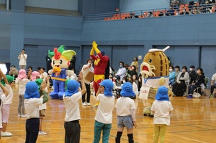 保育園児とゆるきゃらの合同運動会の写真2枚目